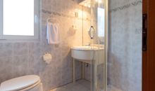 Bad mit Dusche und WC