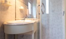 Bad mit Dusche und WC