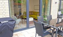 möblierte Terrasse mit Grill