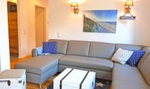 Wohnbereich mit großer Couch