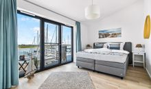 Schlafzimmer mit Doppelboxspringbett und fantastischem Ausblick