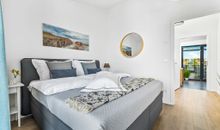 Schlafzimmer mit Übergang zum Bad