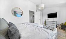Schlafzimmer mit Kleiderschrank