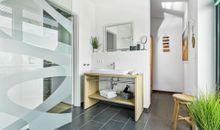 Badezimmer mit Dusche und anderen Annehmlichkeiten