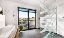 Badezimmer mit Ausblick und Zugang zur südlichen Terrasse