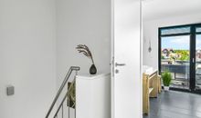 Treppe und Blick ins Badezimmer und zur Südterrasse