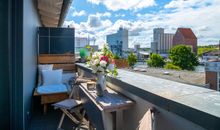 südliche Terrasse mit Blick zum Kommunalhafen