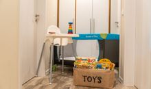 Kinderbett, Hochstuhl und Spielzeug