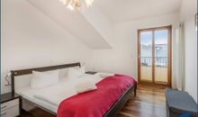 separates Schlafzimmer mit Doppelbett und Balkon