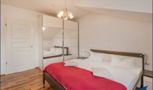 separates Schlafzimmer mit Doppelbett und Balkon