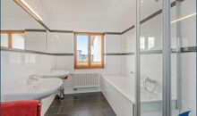 Badezimmer mit Badewanne, Dusche und Bidet