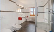 Badezimmer mit Badewanne, Dusche und Bidet