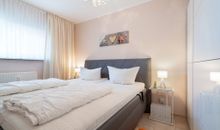 Schlafzimmer mit Polsterbett