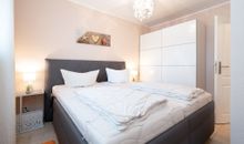 Schlafzimmer mit Doppelbett
