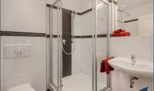 Badezimmer mit Dusche