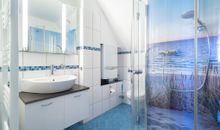 Bad mit Dusche und Toilette