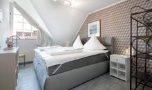 Schlafzimmer mit Doppelbett