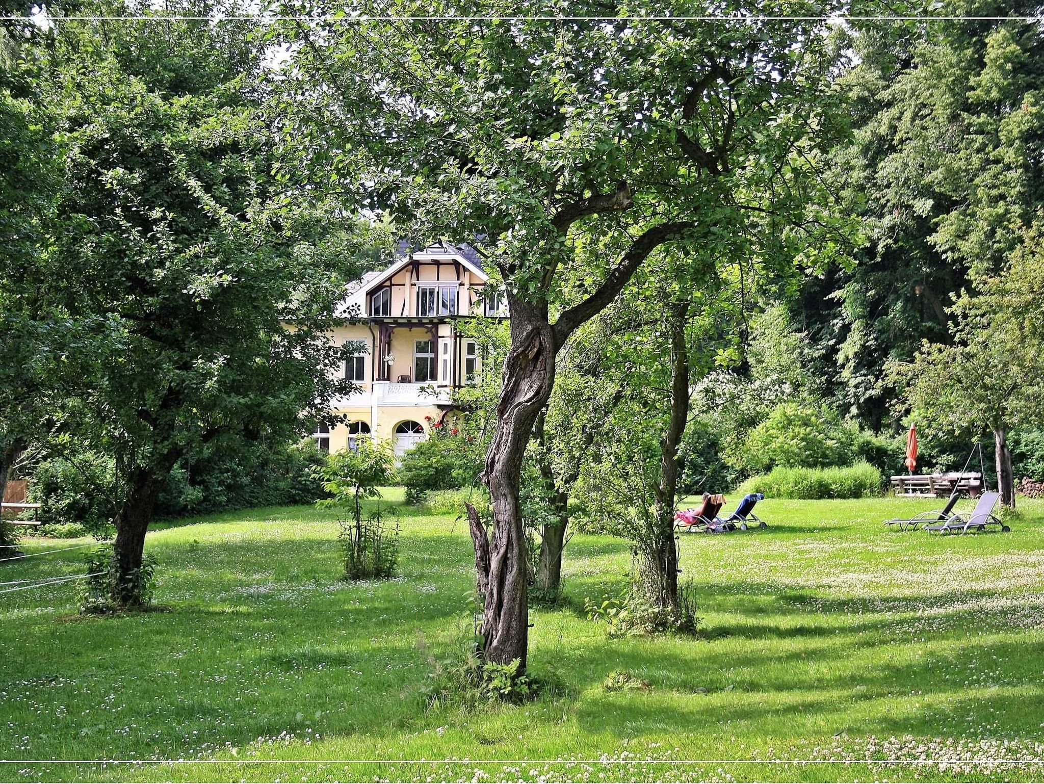 Ferienhaus Avalon mit Terrasse und kleiner Grünfläche