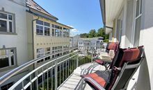 bestuhlter Balkon in ruhiger Lage