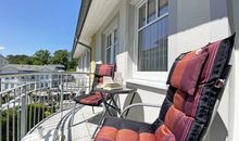 bestuhlter Balkon lädt zum Entspannen ein