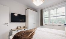 Schlafzimmer links