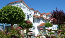 Wohnzimmer mit offener Küche und Zugang zum Balkon
