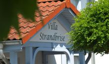 Wohnzimmer mit offener Küche und Zugang zum Balkon