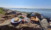 Wohnzimmer mit offener Küche und Zugang zum Balkon