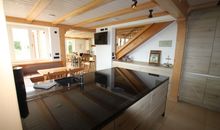 Blick von Küche ins Esszimmer und Wohnbereich