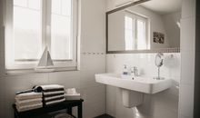 Badezimmer im 1.EG mit großen Waschbecken