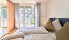 Schlafzimmer mit Balkon zum Innenhof und nach Osten