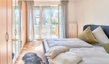 Großer Einbauschrank im Schlafzimmer, Balkon zum Innenhof.