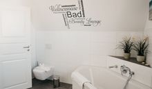 Badezimmer mit Badewanne im 1. OG