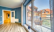 Wohnzimmer mit Balkon