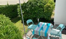 Terrasse mit Gartenmöbeln