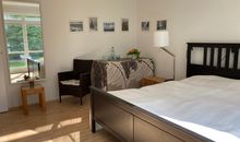 großes Schlafzimmer mit Kinderbett
