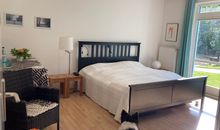 großes Schlafzimmer Blick in den Garten