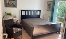 Kleines Schlafzimmer mit Kinderbett