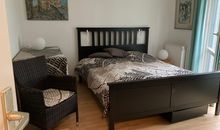 Kleines Schlafzimmer mit Zugang zur Terrasse