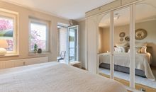 Schlafzimmer 1 mit großem Kleiderschrank