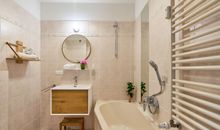 Badezimmer 1 mit Wanne