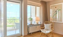 Schlafzimmer 2 mit Blick zur Ostsee und Loggia
