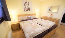 Schlafzimmer mit Doppelbett