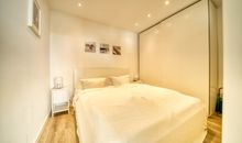 sep. Schlafzimmer mit Doppelbett