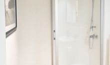 Badezimmer mit Dusche