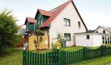 Ansicht des Hauses mit Garten und Carport