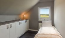 2.Schlafzimmer im OG mit Einzelbett und Funktionsbett für ein Kind