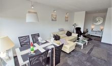 Wohnzimmer mit Ess- und Schlafbereich
