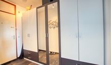 Flur mit Spiegelwandschrank