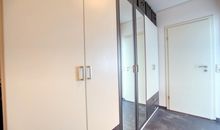 Flur mit Spiegelwandschrank